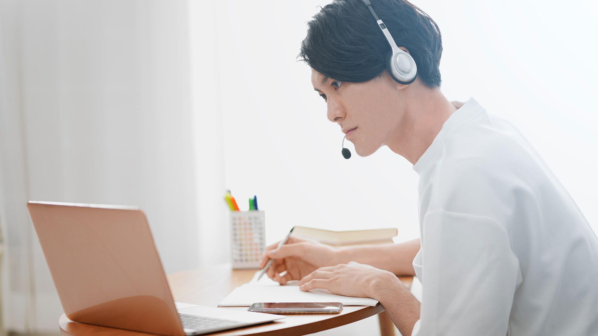 自宅やサポートキャンパスで添削課題（レポート）に取り組む イメージ