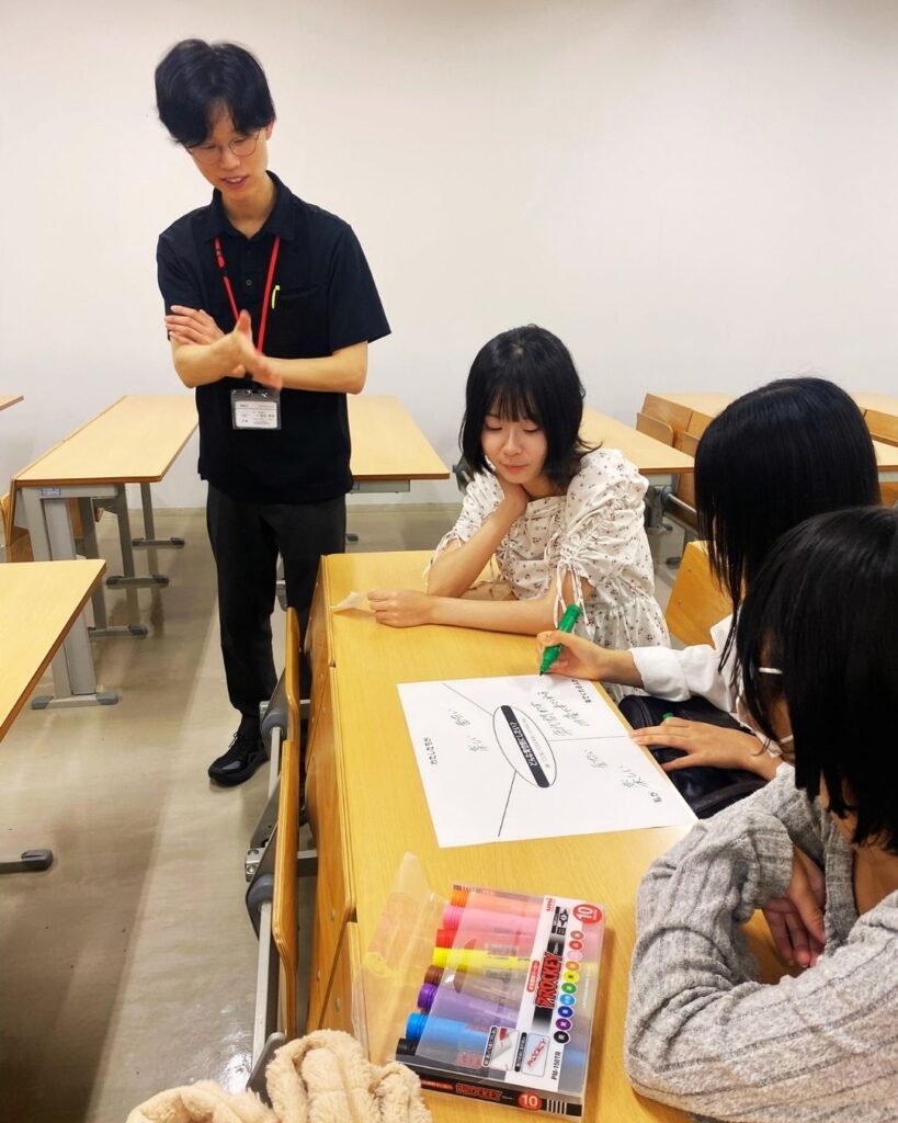 サポートキャンパスHRで青陵大学青空祭の出展に向けて、どんな青空祭にしたいのか意見を出し合いました。