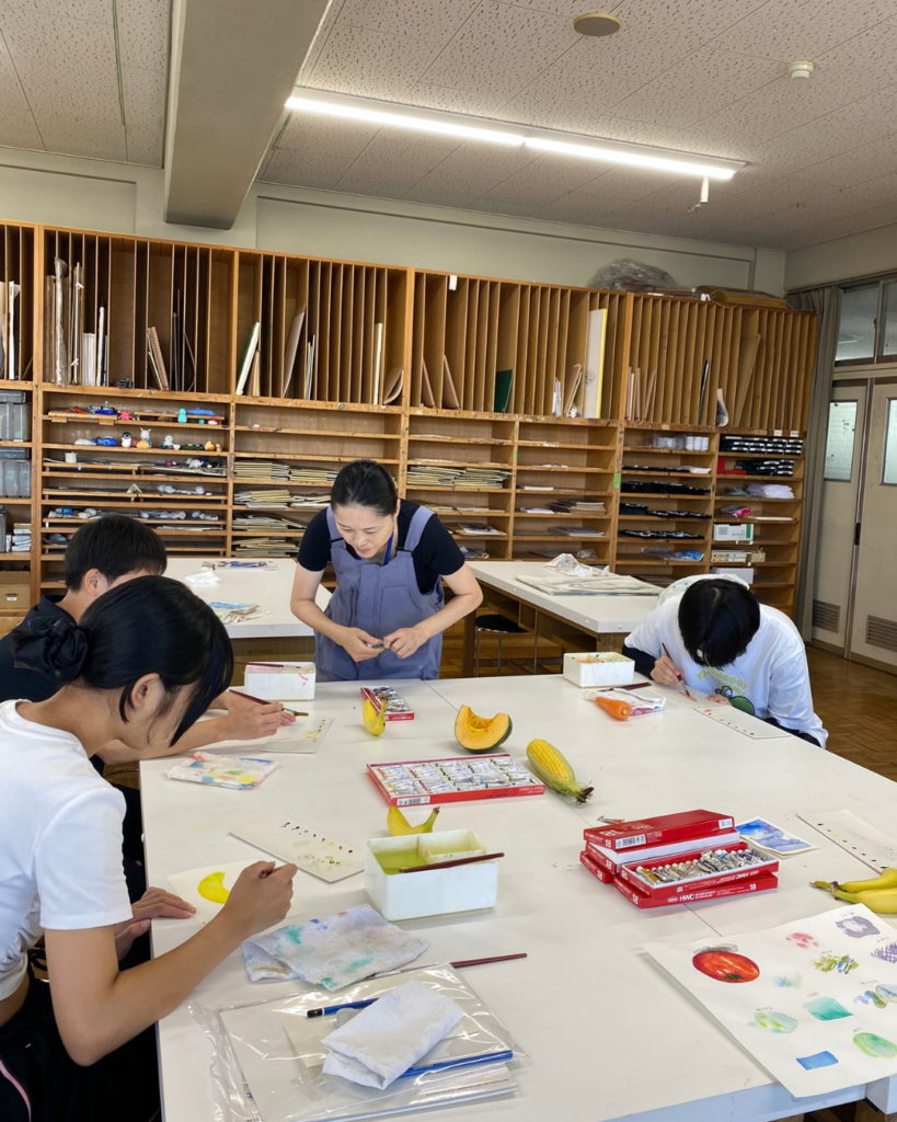 美術の授業の様子です。