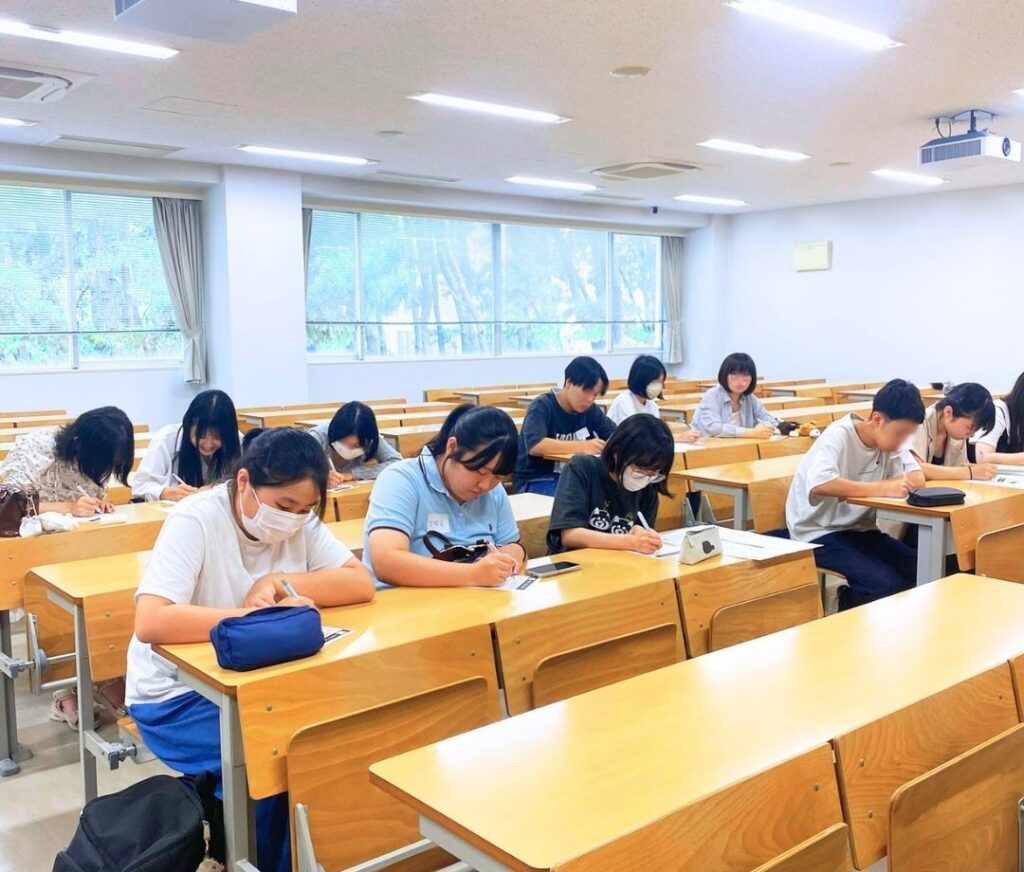 サポートキャンパスHRで青陵大学青空祭の出展に向けて、どんな青空祭にしたいのか意見を出し合いました。生徒たちの振り返りの時間です。