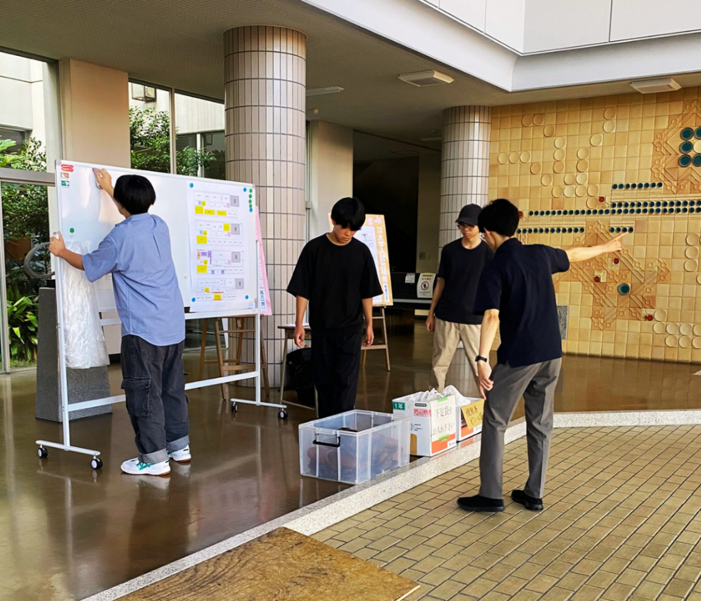 清掃の時間の様子です。授業で使用した教室や共有スペースなど、自分たちが使った場所をきれいにします。この日は、生徒が使用する玄関の片付けを行いました。